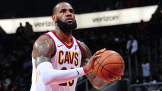 Como LeBron superou sua maior deficiência e se tornou um arremessador melhor que Harden e Curry LeBron James em ação pelo Cleveland contra o Atlanta, nesta quinta