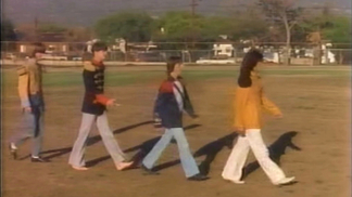 Como os Beatles invadiram um jogo de futebol americano há 60 anos Beatles deixam campo de futebol americano em clipe de "American Pie"