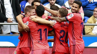 Real Sociedad sofre, mas bate La Coruña e se iguala ao Barcelona na liderança Jogadores da Real Sociedad comemoram gol diante do Deportivo La Coruña
