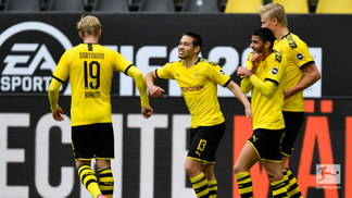 O retorno da Bundesliga é um alívio e uma esperança em tempos tão difíceis Jogadores do Dortmund celebram um dos quatro gols na vitória sobre o Schalke