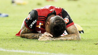 Flagrado em exame antidoping, Guerrero é suspenso preventivamente por 30 dias Paolo Guerrero Flamengo Fluminense Campeonato Brasileiro 12/10/2017