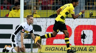 Aubameyang passa Lewandowski com hat-trick, Dortmund faz 6 no Mönchengladbach e segue líder Aubameyang foi o grande nome da goleada do Dortmund diante do Mönchengladbach
