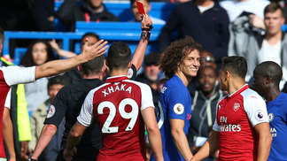 Ataques vacilam, David Luiz é expulso e Chelsea e Arsenal empatam David Luiz recebe o vermelho direto após entrada em Kolasinac