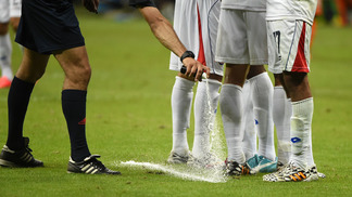 Brasileiro diz que Fifa 'roubou' sua ideia, e spray para árbitros pode acabar Spray foi usado pela Fifa na Copa de 2014