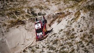 Rally Dakar 2018 - 12ª Etapa Carros: Nasser vence, Sainz muito seguro na liderança Nasser Al-Attiyah / Mattieu Baumel (Toyota Hilux V8)