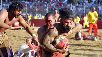 'Calcio Storico': conheça a brutal tradição italiana que une futebol, MMA, sangue, areia, muito orgulho e até uma vaca Calcio storico não tem muitas regras que limitam o contato, embora seja proibido bater um oponente por trás. Mas é permitido dar um tackle pelas costa