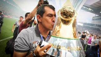 Sem reforço de peso, saídas e 'DNA' na Libertadores: o que Carille espera do Corinthians em 2018 Fabio Carille beija o troféu do Campeonato Brasileiro após Corinthians x Atlético-MG