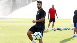 Luis Suárez se juntará à seleção uruguaia para seguir recuperação e acompanhar duelos decisivos Luis Suárez durante treino do Barcelona