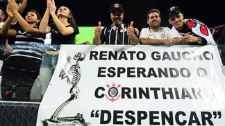 Corinthians vê Palmeiras chegar na briga, mas até aumenta chance de título e segue ‘favoritaço’ Torcida corintiana aproveitou confronto com o Grêmio para provocar Renato Gaúcho