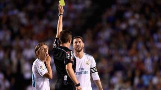 Economia e brigas: por que Espanha tem a única grande liga da Europa que não usa tecnologia Árbitro mostra cartão amarelo em jogo do Real Madrid no Espanhol