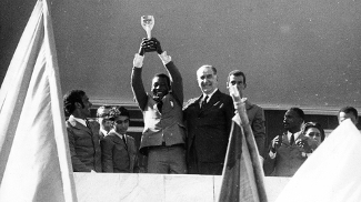 Com 'imensa satisfação', Pelé serviu Médici no ano do tri Encontro em Brasília: Pelé levanta a taça da Copa de 1970 ao lado de Médici