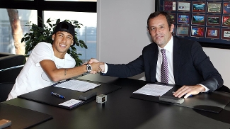 O presidente do Barcelona, Sandro Rosell, posa para foto cumprimentando Neymar, após assinatura de contrato O presidente do Barcelona, Sandro Rosell, posa para foto cumprimentando Neymar, após assinatura de contrato