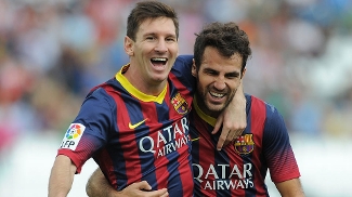 Fábregas aponta complô contra Messi: 'Cansa ver o Barça ganhar' Messi e Fábregas comemoram gol do Barcelona sobre o Almería, pelo Campeonato Espanhol