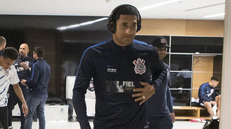 Pablo revela otimismo em ficar no Corinthians: '99,99% de chance' Zagueiro Pablo no vestiário do Corinthians antes do jogo contra o Botafogo