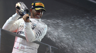 Hamilton diz não pensar em superar Schumacher: 'Nunca foi meu desejo' Lewis Hamilton comemora a vitória no GP de Cingapura