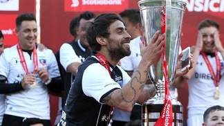 'Do ilusionismo a ilusão': seis meses após retorno, Valdivia é eleito o melhor jogador do Campeonato Chileno Jorge Valdivia com a taça do Campeonato Chileno: título em seu retorno