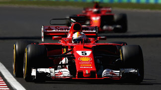 Com Raikkonen de escudeiro, Vettel ganha na Hungria e abre na liderança; 'cavalheiro' Hamilton fica fora do pódio Sebastian Vettel à frente de Kimi Raikkonen durante o GP da Hungria
