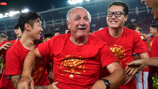 Campeão antecipado, Felipão é homenageado em despedida com derrota na China Felipão foi homenageado em despedida do Guangzhou Evergrande