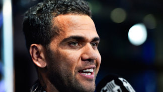 Presidente diz a Daniel Alves que ele deveria ter jogado no Real Madrid, e escuta: 'Você não me chamou' Daniel Alves Prêmio Fifa The Best 23/10/2017