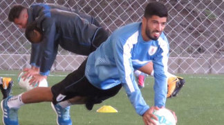 Com recuperação 'recorde', Luis Suárez tem alta médica e deve enfrentar a Argentina hoje Luis Suárez durante treino da seleção uruguaia: liberado para jogar