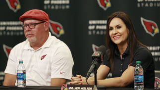 Tampa Bay Buccaneers contrata duas mulheres para fazerem parte de sua equipe técnica Bruce Arians e Jen Welter na coletiva de imprensa 28/07/2015 que ela foi apresentada como técnica