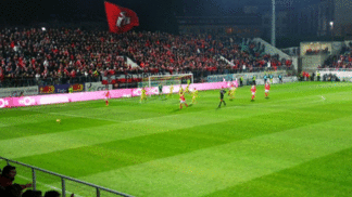 Benfica goleia e coloca pressão no Porto pelo Português Apesar de jogar fora de casa, a torcida do Benfica foi maioria em Tondela