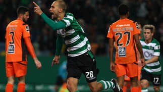 Sporting vence Portimonense e assume provisoriamente a liderança do Português Bas Dost comemora após deixar sua marca diante do Portimonense