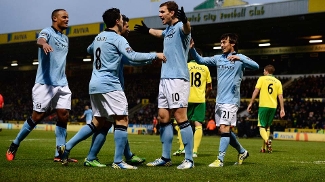 Dzeko brilha, City vence jogaço de sete gols e se recupera Dzeko celebra um de seus gols sobre o Norwich; Manchester City se recupera no Inglês