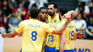 Brasil vence o Japão e conquista a Copa dos Campeões pela quinta vez Jogadores do Brasil comemoram durante a vitória sobre a França na final da Copa dos Campeões