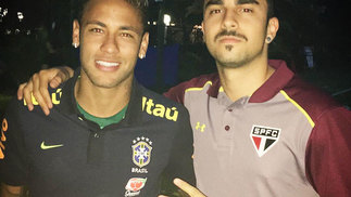 Neymar usa uniforme do Palmeiras por baixo da camisa da seleção; veja Neymar Camisa Palmeiras Seleção Brasileira 07/10/2017