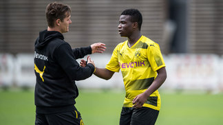Ele tem 12 anos, joga na seleção alemã sub-15 e já brilha no Dortmund sub-17, e sua idade vira polêmica Youssoufa Moukoko (à dir.) cumprimenta o treinador Sebastian Geppert, do Borussia Dortmund sub-17