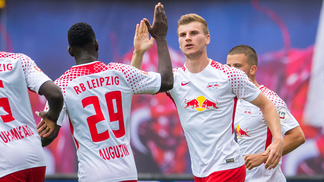 Leipzig goleia Freiburg e soma primeiros três pontos no Alemão Timo Werner comemora com Jean Kevin Augustin