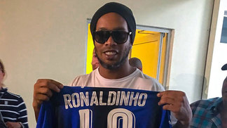 Ronaldinho Gaúcho volta ao México para jogo beneficente: 'Contente de retornar à minha casa' Ronaldinho Gaúcho com a camisa do Querétaro antes de jogo amistoso no México
