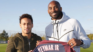 Kobe Bryant visita PSG e tira foto com Neymar Kobe Bryant encontrou Neymar no treino do PSG