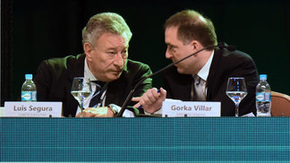 Ex-diretor-geral da Conmebol teria desviado dinheiro de 10 jogos da seleção espanhola ?Gorka Villar (à dir.), ex-diretor-geral da Conmebol
