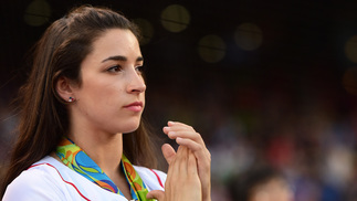 Campeã olímpica revela que sofreu abuso sexual de médico da seleção dos EUA e procurou FBI após Rio-2016 Aly Raisman conquistou um ouro e duas pratas nos Jogos do Rio