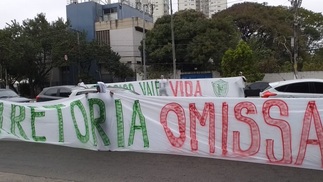 É grave (e arriscado) o que está acontecendo com o Palmeiras Torcedores do Palmeiras protestam em frente à Academia de Futebol antes do clássico contra o Corinthians