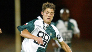 Há 15 anos, Cristiano Ronaldo balançava as redes pela primeira vez e hoje pode virar maior artilheiro da Europa Cristiano Ronaldo tinha 17 anos quando fez o primeiro gol, em 2002