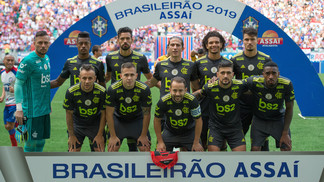 Flamengo está gastando muito com salários? Ainda não é para se preocupar Jogadores do Flamengo posados antes de jogo contra o Bahia, pelo Brasileirão