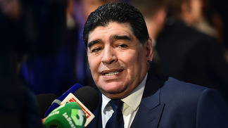 Após derrota para Nigéria, Maradona diz que quer voltar a treinar a Argentina Maradona durante premiação da Fifa