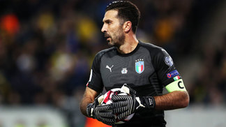 Aos 39 anos, Buffon não descarta disputar a Eurocopa em 2020 Buffon Itália Suécia Repescagem Copa-2018 10/11/2017