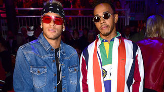 Neymar aproveita dia de folga em desfile de moda ao lado de Lewis Hamilton Neymar Lewis Hamilton Semana Moda Londres 20/09/2017