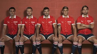 Puma inova e lança camisa retrô com botões e bolso em homenagem aos 70 anos de tricampeonato argentino do Independiente Jogadores posam na apresentação de nova camisa