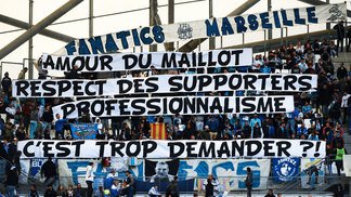 Torcida do Olympique de Marselha protesta e 'expulsa' Evra do clube: 'Não queremos mais você' Olympique de Marselha Protesto Torcida Evra 05/11/2017