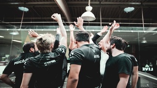 'League of Legends': INTZ atropela paiN e garante vaga na final da Superliga Jogadores da INTZ comemorando o triunfo sobre a paiN