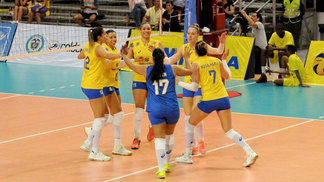 Seleção feminina de vôlei vence Peru e segue invicta no Sul-Americano de Cali Jogadoras do Brasil comemoram triunfo contra o Peru, em Cali