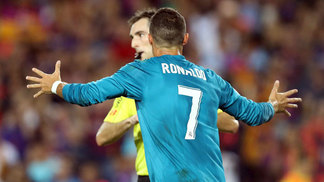 Cristiano Ronaldo é suspenso por cinco jogos por expulsão e empurrão em árbitro em Barcelona x Real Cristiano Ronaldo reclama com árbitro durante a Supercopa da Espanha
