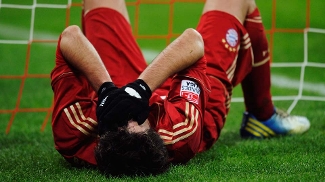 Javi Martínez assusta com lesão no olho, mas Bayern garante que não é grave Javi Martínez cai no gramado após ser atingido no olho esquerdo