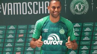 Ele começou o ano sendo treinado por Rogério Ceni no São Paulo e acabou na Libertadores com a Chape Douglas levou Chape à Libertadores