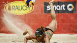 Larissa e Talita são derrotadas por campeãs olímpicas e acabam eliminadas Larissa bem que tentou, mas não conseguiu impedir a derrota